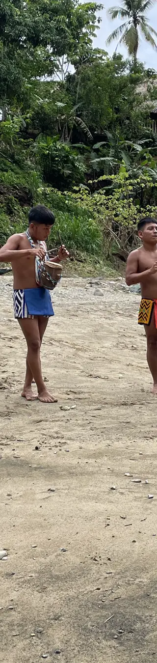 Musikalischer Empfang bei den Embera.